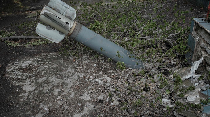 Russland soll Phosphorbomen auf das Asow-Stahlwerk abgeworfen haben. Nach unbestätigten Angaben waren diese mit einer Aufschrift zum ESC markiert. Das Symbolfoto zeigt eine nicht explodierte Bombe auf dem Gelände eines Kindergartens in der Donbas-Region und steht nicht im direkten Zusammenhang.