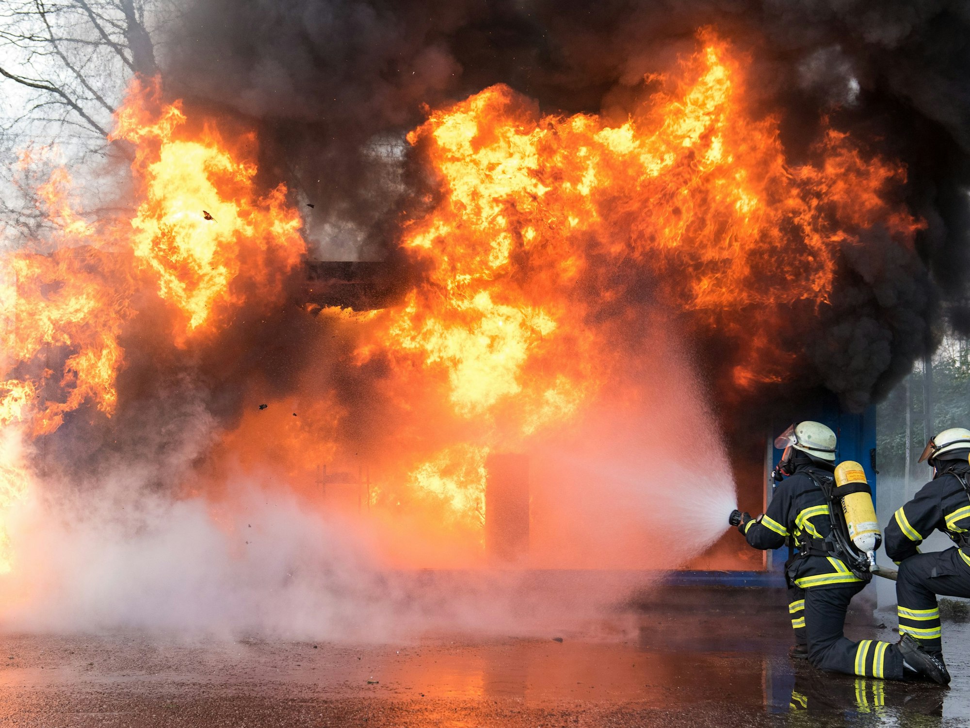 Bei einem Großbrand auf einem Campingplatz in Roth (Bayern) wurden mehrere Menschen verletzt. Unser Symbolfoto zeigt Einsatzkräfte der Feuerwehr bei einer Übung.