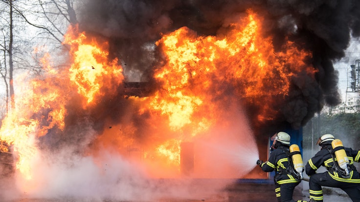 Bei einem Großbrand auf einem Campingplatz in Roth (Bayern) wurden mehrere Menschen verletzt. Unser Symbolfoto zeigt Einsatzkräfte der Feuerwehr bei einer Übung.