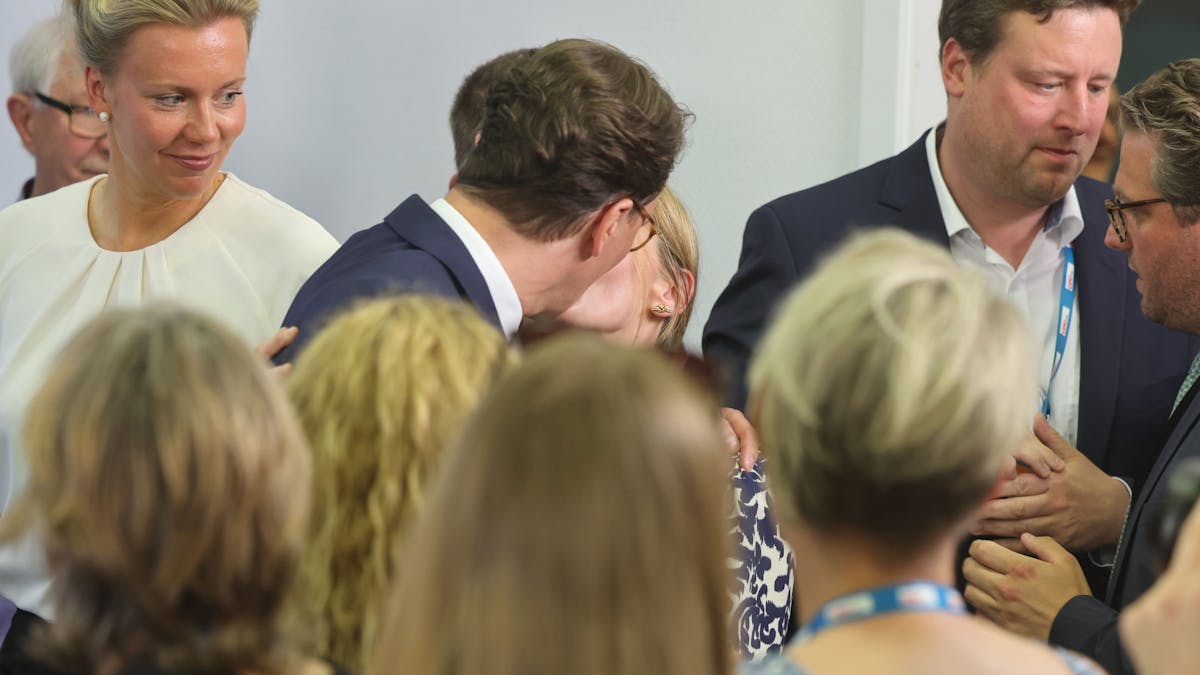 Kurz nach der Landtagswahl in Nordrhein-Westfalen am 15. Mai küsst Ministerpräsident Hendrik Wüst seine Frau Katharina auf der Party in Düsseldorf.