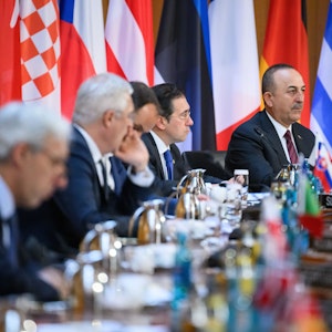 Mevlut Cavusoglu (hinten), Außenminister der Türkei, zu Beginn der ersten Sitzung beim Treffen der Nato-Außenminister im Auswärtigen Amt in Berlin am 15. Mai 2022.