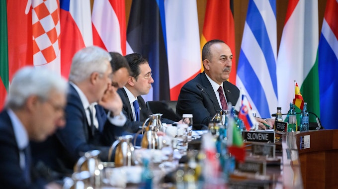 Mevlut Cavusoglu (hinten), Außenminister der Türkei, zu Beginn der ersten Sitzung beim Treffen der Nato-Außenminister im Auswärtigen Amt in Berlin am 15. Mai 2022.