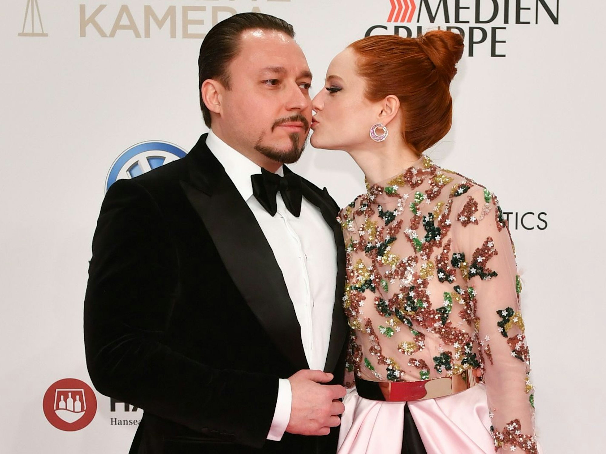 Das Model Barbara Meier gibt ihrem Verlobten Klemens Hallmann einen Kuss bei der Verleihung der Goldenen Kamera am 30. März 2019.