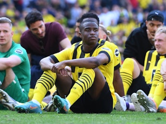 Dortmunds Youssoufa Moukoko  verabschiedet sich von den Fans.