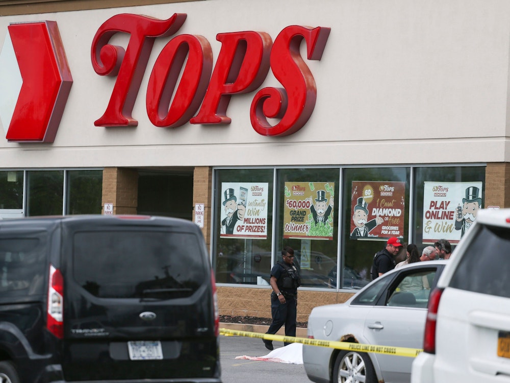 Vor und in einem Supermarkt tötete der 18-Jährige zehn Menschen. Das Foto zeigt den Tatort am 14. Mai in Buffalo.