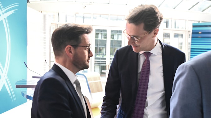 Thomas Kutschaty (l), SPD-Spitzenkandidat für die Landtagswahl in Nordrhein-Westfalen, schüttelt die Hand von Hendrik Wüst, dem bisherigen NRW-Ministerpräsident.
