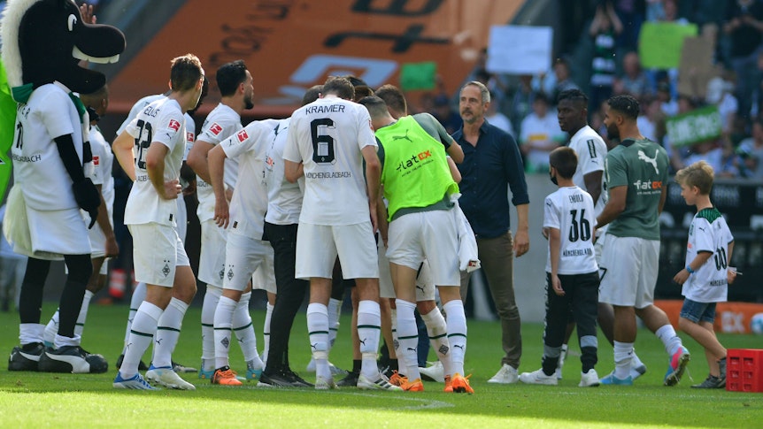 Trainer Adi Hütter spricht mit Spielern von Borussia Mönchengladbach am 14. Mai 2022 nach dem 5:1 zum Bundesliga-Finale gegen die TSG Hoffenheim. Auch Maskottchen Jünter ist dabei.
