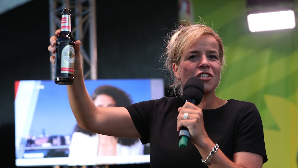 Mona Neubaur stößt am 15. Mai 2022 in Düsseldorf nach der Landtagswahl in Nordrhein-Westfalen auf der Wahlparty der Grünen mit ihren Fans an.