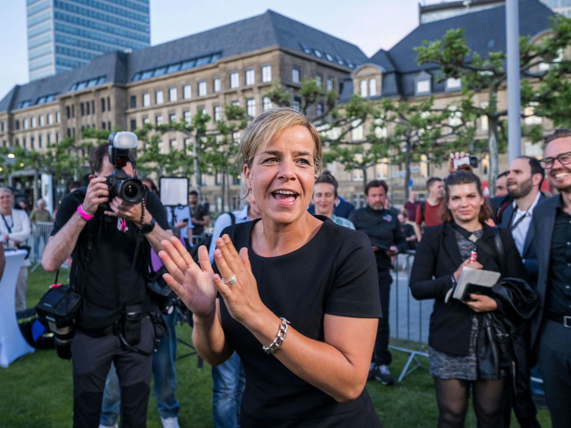 Mona Neubaur freut sich über den Erfolg der Grünen in NRW.