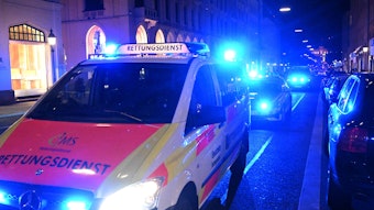 Ein Rettungswagen steht mit Blaulicht in der Maximilianstraße in München.