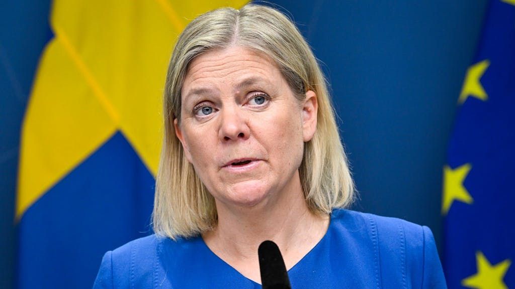 Das Bild zeigt Magdalena Andersson bei einer Pressekonferenzrede am 16. Mai 2022 bezüglich des Antrag sder Nato-Mitgliedschaft.