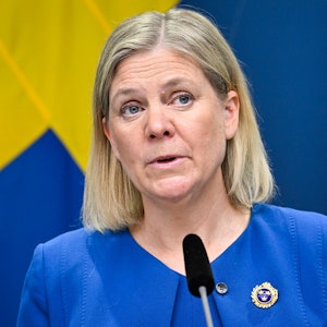 Das Bild zeigt Magdalena Andersson bei einer Pressekonferenzrede am 16. Mai 2022 bezüglich des Antrag sder Nato-Mitgliedschaft.