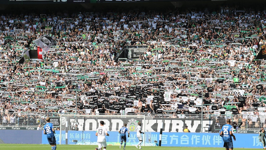Die Nordkurve von Borussia Mönchengladbach am 14. Mai 2022 beim Spiel gegen die TSG 1899 Hoffenheim im Borussia-Park.