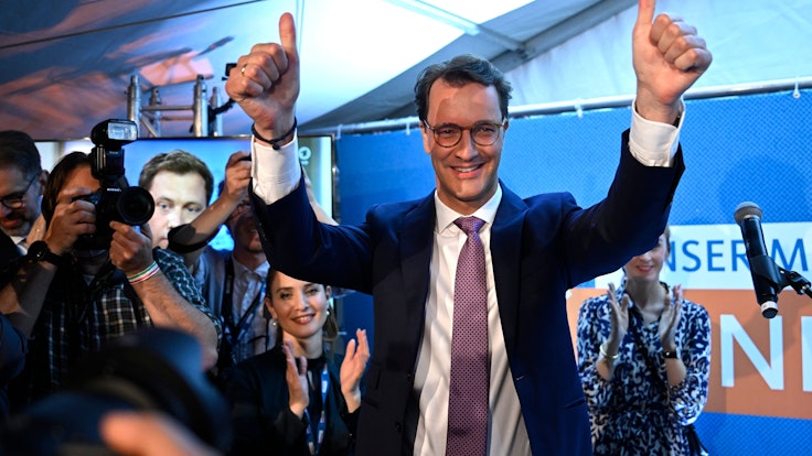 Hendrik Wüst hebt beide Daumen nach dem NRW-Wahlsieg