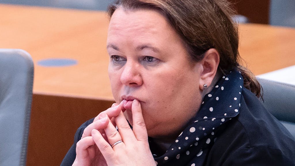 Ehemalige Landtagsabgeordnete Ursula Heinen-Esser sitzt am 7. April 2022 mit nachdenklichem Blick im Düsseldorfer Plenarsaal. 