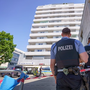 Polizisten stehen am 11. Mai 2022 vor einem Hochhaus in der Innenstadt von Hanau, wo am Morgen ein totes Mädchen gefunden wurde.