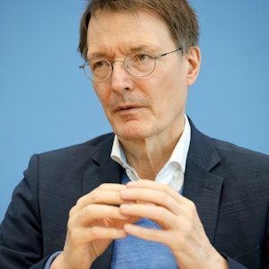 Karl Lauterbach (SPD), Bundesminister für Gesundheit, spricht am 8. April 2022 bei einer Pressekonferenz zur weiteren Entwicklung der Corona-Lage teil.