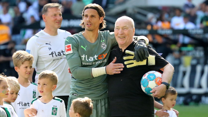 Borussia-Keeper Yann Sommer (l.) nimmt Zeugwart Rolf Hülswitt (r.) fest in den Arm. Der 80-Jährige feierte am Samstag (14. Mai 2022) nach 37 Jahren in Diensten von Borussia Mönchengladbach seinen Abschied.