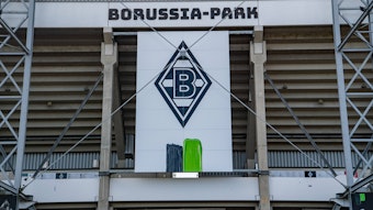 Die Raute von Borussia Mönchengladbach angebracht an der Wand des Stadions im Borussia-Park.
