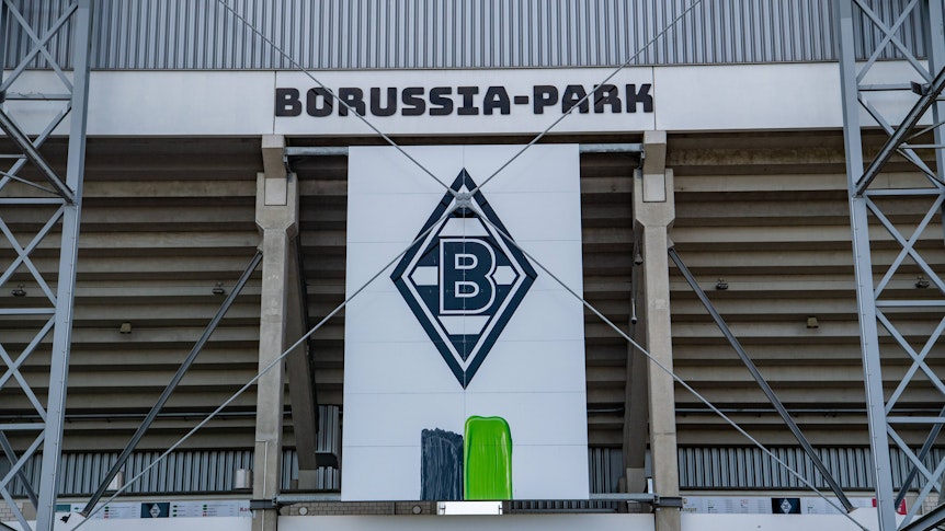 Die Raute von Borussia Mönchengladbach angebracht an der Wand des Stadions im Borussia-Park.