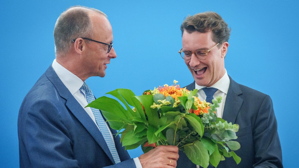 Hendrik Wüst (CDU), Ministerpräsident von Nordrhein-Westfalen (rechts), bekommt am Montag, 16. Mai, Blumen von CDU-Chef Friedrich Merz vor der Sitzung des CDU-Bundesvorstands in der Parteizentrale.