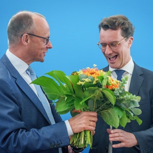 Hendrik Wüst (CDU), Ministerpräsident von Nordrhein-Westfalen (rechts), bekommt am Montag, 16. Mai, Blumen von CDU-Chef Friedrich Merz vor der Sitzung des CDU-Bundesvorstands in der Parteizentrale.