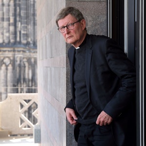 Kardinal Woelki auf dem Balkon des Domforums