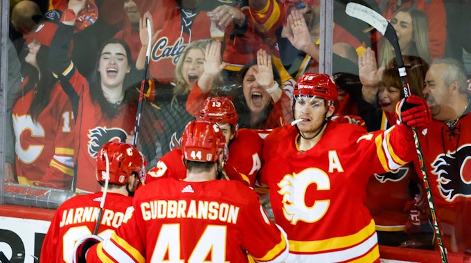 Matthew Tkachuk (rechts) bejubelt mit seinen Eishockey-Kollegen der Calgary Flames einen Treffer beim Sieg in Dallas am 15. Mai 2022.
