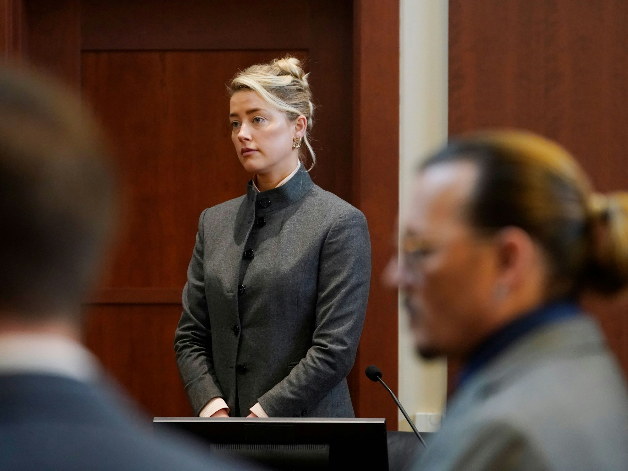 Amber Heard (M) und Johnny Depp (r) sitzen am 16. Mai 2022 im Gerichtssaal und beobachten, wie die Geschworenen nach einer Pause in den Saal zurückkommen.