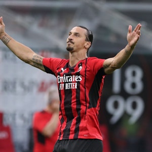 Zlatan Ibrahimović posiert im Trikot des AC Milan. Der Angreifer drehte nun völlig durch und demolierte den Mannschaftsbus der Rossoneri.