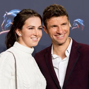Thomas Müller und Ehefrau Lisa Müller lächeln zusammen in die Kamera.