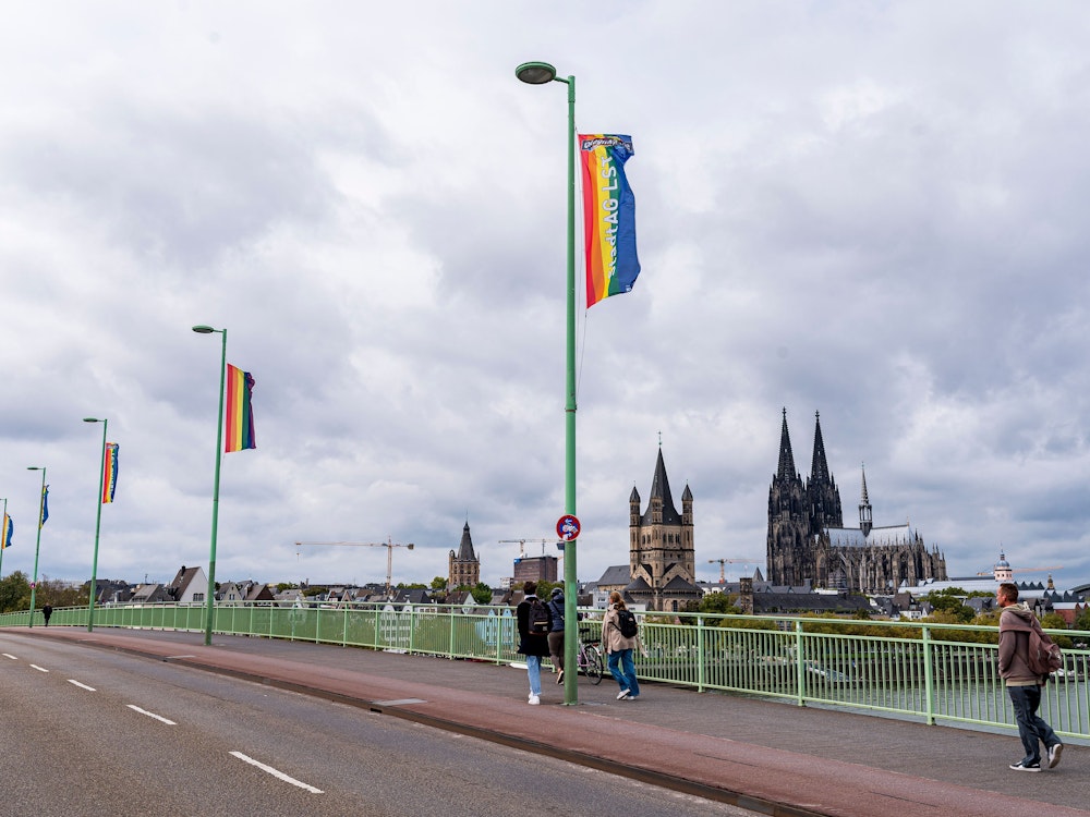 Die Deutzer Brücke ist zum Christopher Street Day mit Regenbogenfahnen geschmückt.