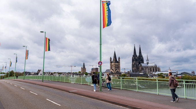 Die Deutzer Brücke ist zum Christopher Street Day mit Regenbogenfahnen geschmückt.