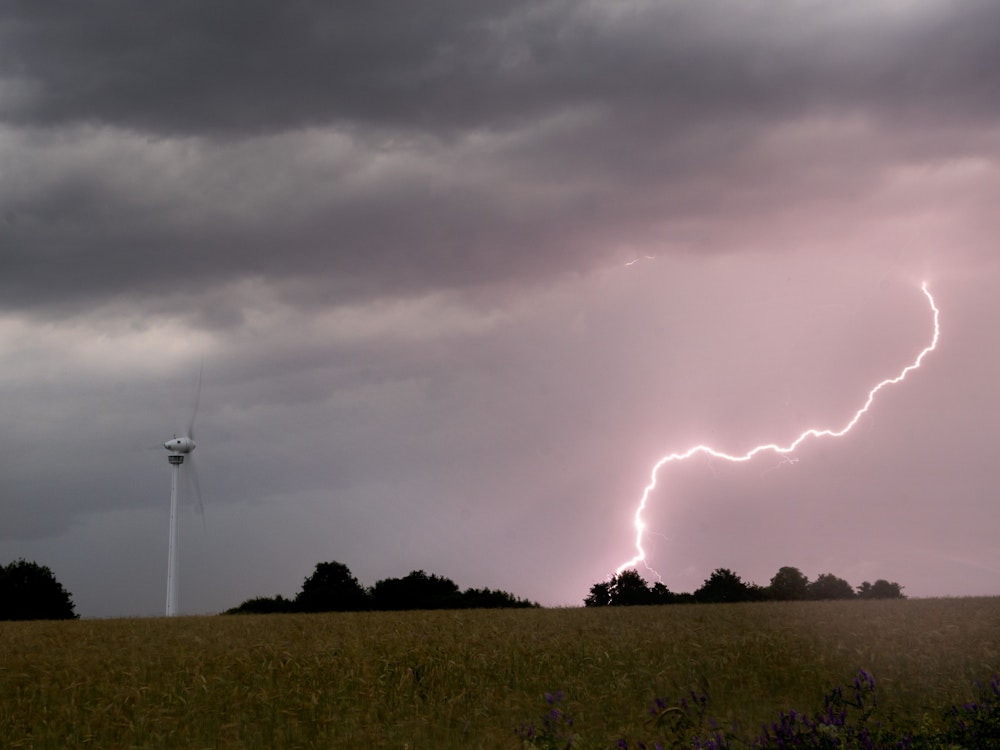 Auf dem Symbolfoto schlägt ein Blitz am frühen Morgen während eines Gewitters in der Region Hannover ein.
