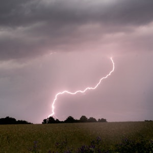Auf dem Symbolfoto schlägt ein Blitz am frühen Morgen während eines Gewitters in der Region Hannover ein.