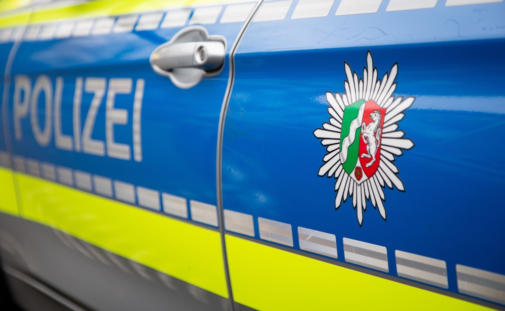 Blick auf ein Emblem der Polizei in NRW an einem Polizeiauto
