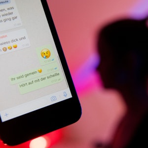 Ein neues Update von WhatsApp soll ein unangenehmes Problem in Gruppenchats lösen. Das Symbolfoto eines jungen Mädchens und eines Handy-Bildschirms wurde 2017 in Hannover aufgenommen.