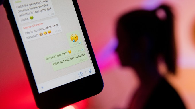 Ein neues Update von WhatsApp soll ein unangenehmes Problem in Gruppenchats lösen. Das Symbolfoto eines jungen Mädchens und eines Handy-Bildschirms wurde 2017 in Hannover aufgenommen.