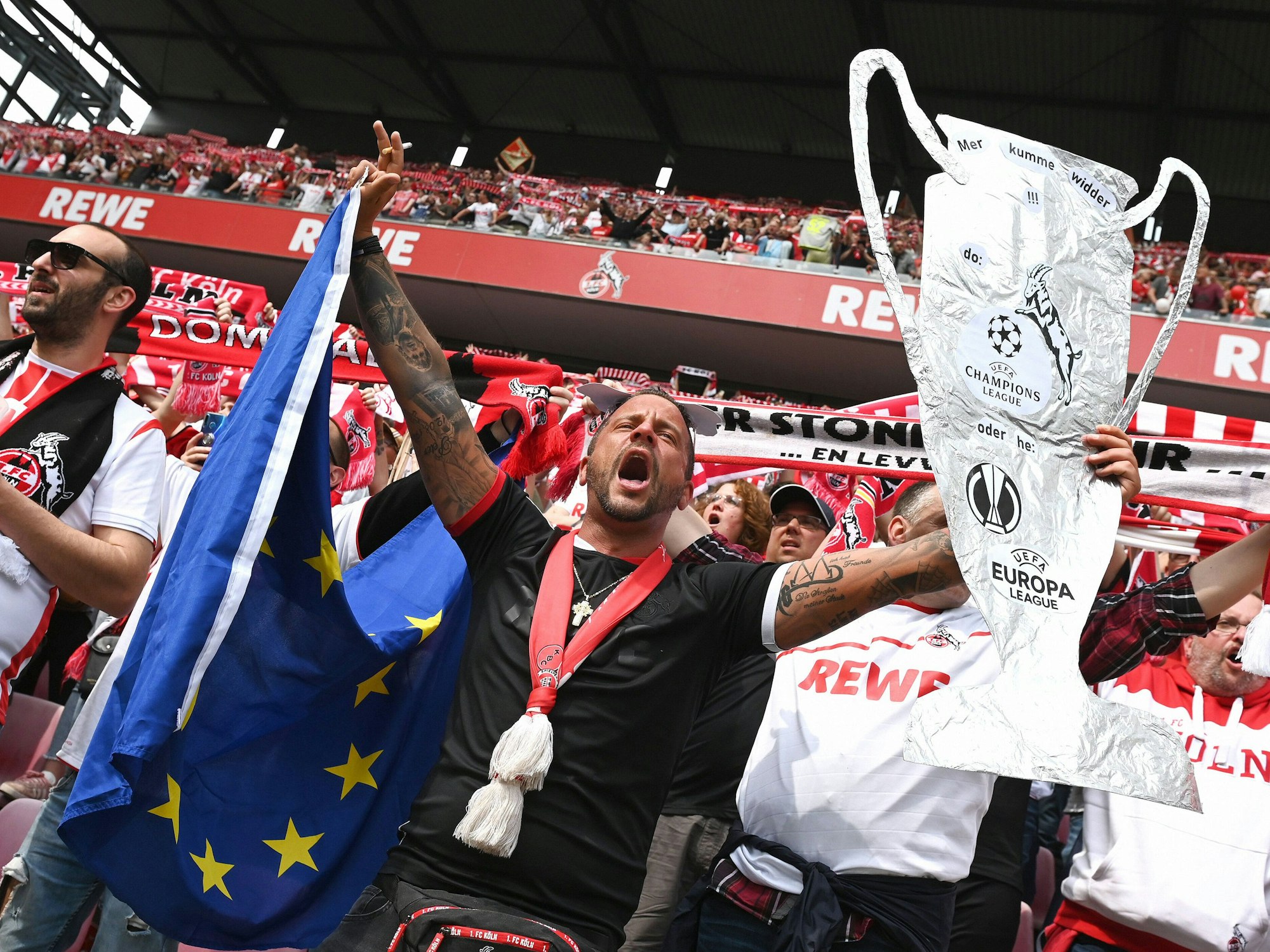Die Fans des 1. FC Köln singen vor dem Spiel die Hymne.