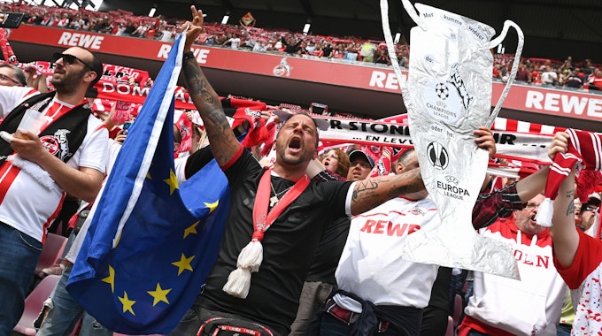 Die Fans des 1. FC Köln singen vor dem Spiel die Hymne.