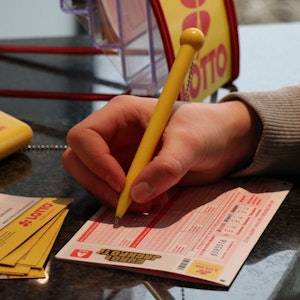 Auf dem Symbolfoto füllt eine Frau einen Tippschein der Eurojackpot-Lotterie aus.