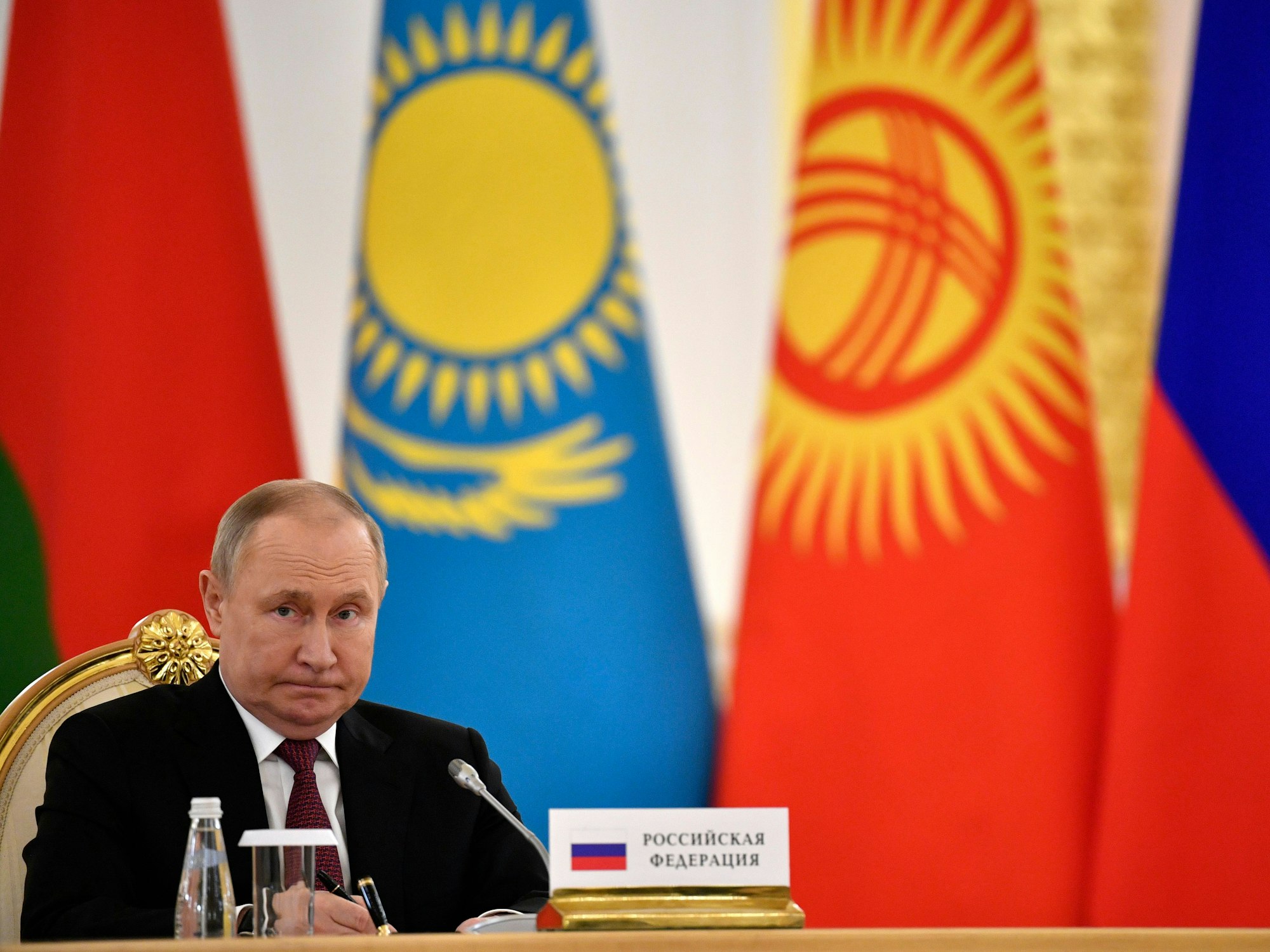 Der russischen Präsidenten Putin sitzt am 16. Mai 2022 bei einem Treffen der Regierungs- und Staatschefs am Tisch.