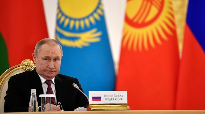 Der russischen Präsidenten Putin sitzt am 16. Mai 2022 bei einem Treffen der Regierungs- und Staatschefs am Tisch.