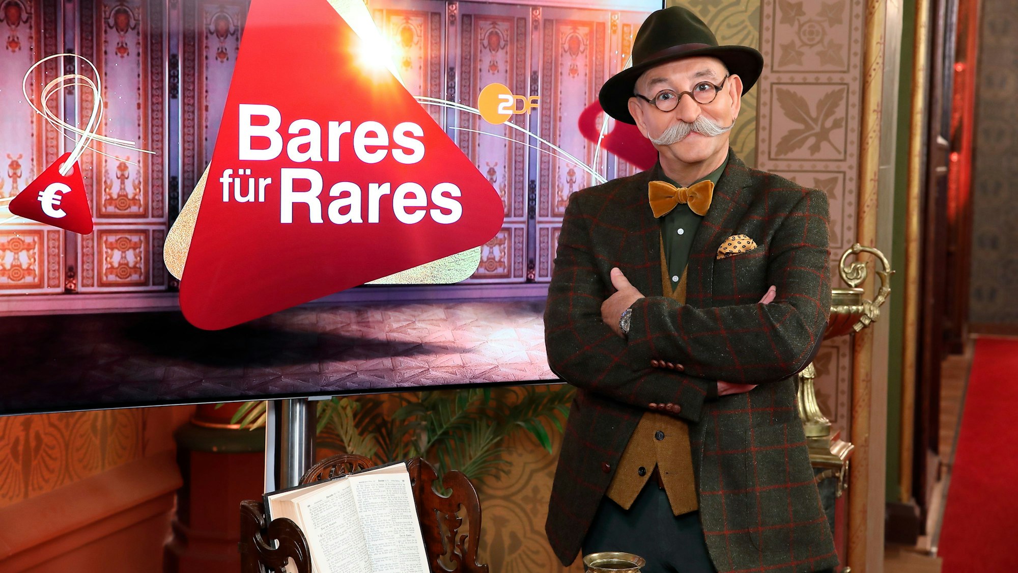 Moderator Horst Lichter steht neben dem Logo der Sendung «Bares für Rares» (undatierte Aufnahme).