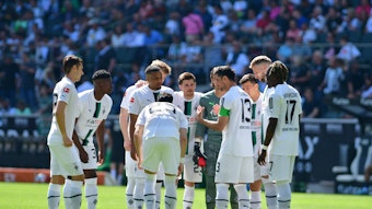 Die Spieler von Borussia Mönchengladbach besprechen sich vor der Partie gegen die TSG Hoffenheim am 14. Mai 2022 im Borussia-Park.
