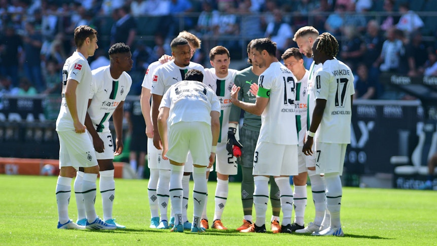 Die Mannschaft von Borussia Mönchengladbach weiß bald, wann sie in der Saison 2022/23 auf welchen Gegner trifft. Das Foto stammt vom Heimspiel gegen die TSG Hoffenheim am 14. Mai 2022. Lars Stindl spricht zur Mannschaft