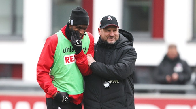 Trainer Steffen Baumgart mit Anthony Modeste beim Training des 1. FC Köln.