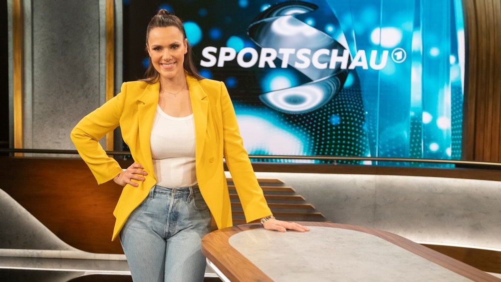 Esther Sedlaczek steht im Sportschau-Studio.