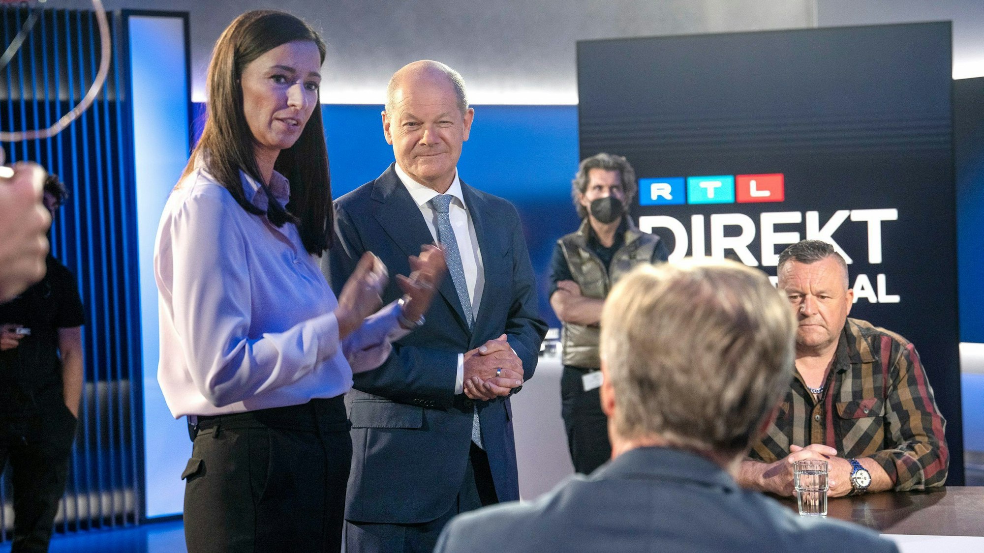 Moderatorin Pinar Atalay begrüßt Bundeskanzler Olaf Scholz (SPD) am Montag (17. Mai) bei „RTL Direkt Spezial mit Olaf Scholz - Kann der Kanzler Krise?“