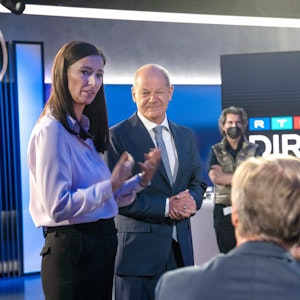 Moderatorin Pinar Atalay begrüßt Bundeskanzler Olaf Scholz (SPD) am Montag (17. Mai) bei „RTL Direkt Spezial mit Olaf Scholz - Kann der Kanzler Krise?“